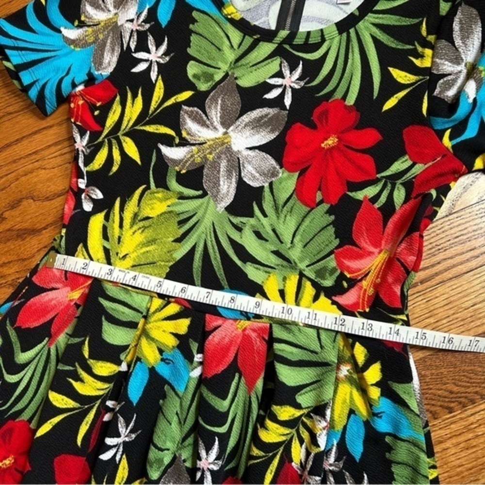 New LuLaRoe Black With Tropical Lily Flowers Amelia Fit Flare Skater Dress Sz M - Picture 9 of 17